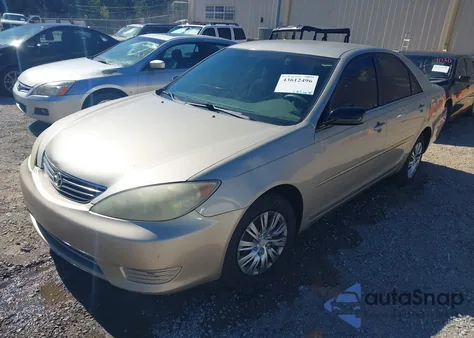 2005 Toyota Camry Le z USA, uszkodzony, nr VIN 4T1BE32K05U556153